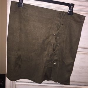 Material Girl hunter green skirt size Large